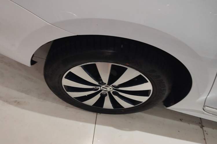 Used Volkswagen Sagitar 2017 1.6L Automatic Comfort Model Right Rear Wheel Hub