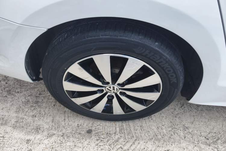 Used Volkswagen Sagitar 2017 1.6L Automatic Comfort Model Right Rear Wheel Hub