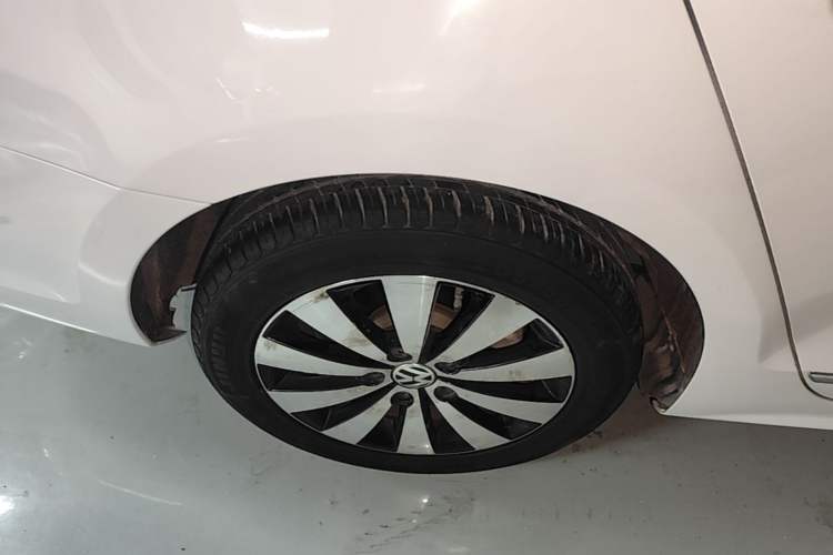 Used Volkswagen Sagitar 2017 230TSI Automatic Comfort Version Right Rear Wheel Hub