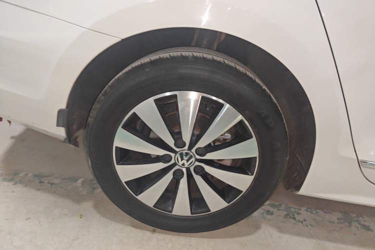 Used Volkswagen Sagitar 2017 180TSI Automatic Luxury Edition Right Rear Wheel Hub