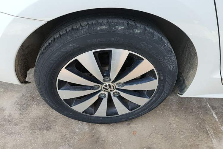 Used Volkswagen Sagitar 2017 180TSI Automatic Leading Model Right Rear Wheel Hub