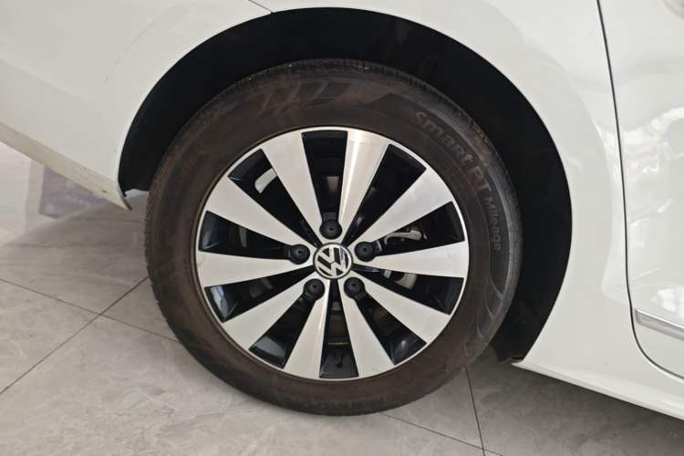 Used Volkswagen Sagitar 2017 180TSI Automatic Luxury Edition Right Rear Wheel Hub