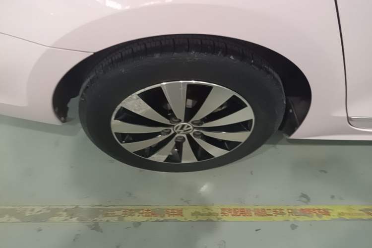 Used Volkswagen Sagitar 2017 1.6L Automatic Comfort Model Right Rear Wheel Hub