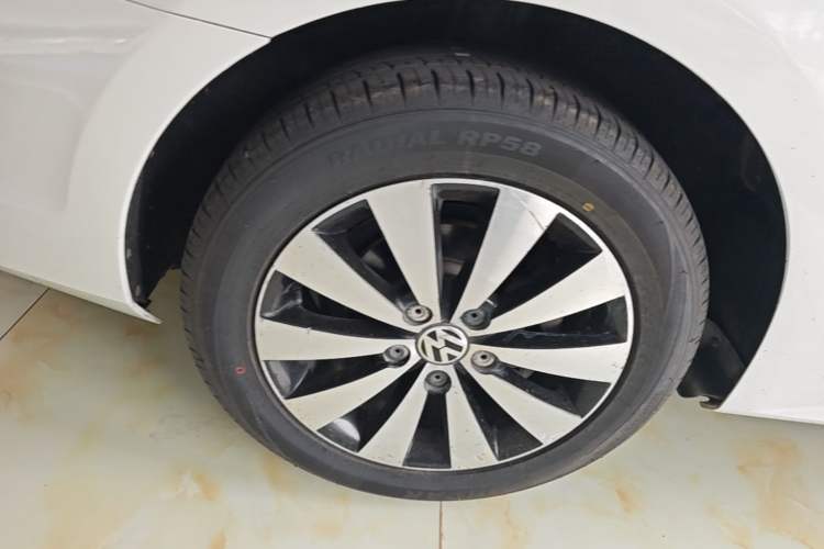 Used Volkswagen Sagitar 2017 230TSI Automatic Comfort Version Right Rear Wheel Hub