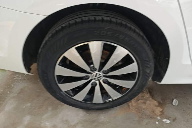 Used Volkswagen Sagitar 2017 1.6L Manual Comfort Model Right Rear Wheel Hub