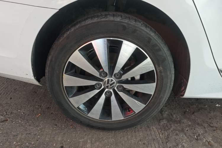 Used Volkswagen Sagitar 2017 1.6L Automatic Comfort Model Right Rear Wheel Hub