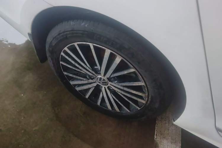 Used Volkswagen Sagitar 2017 230TSI Automatic Luxury Edition Right Rear Wheel Hub