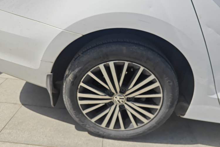 Used Volkswagen Sagitar 2017 230TSI Automatic Luxury Edition Right Rear Wheel Hub