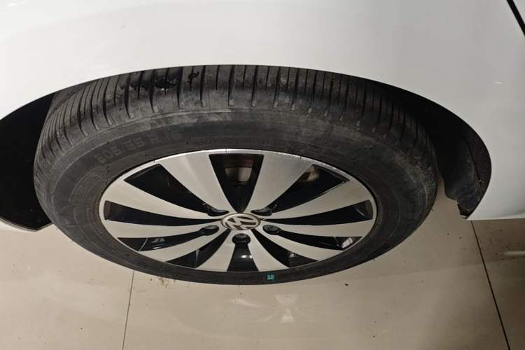 Used Volkswagen Sagitar 2017 230TSI Automatic Comfort Version Right Rear Wheel Hub