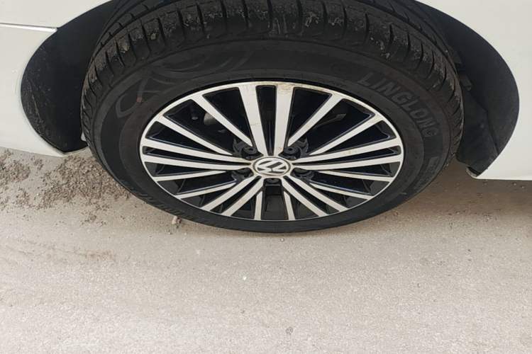 Used Volkswagen Sagitar 2017 230TSI Automatic Luxury Edition Right Rear Wheel Hub