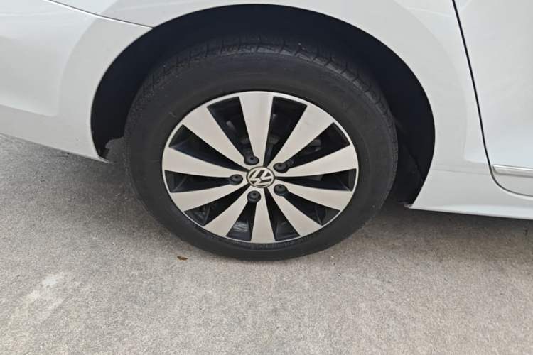 Used Volkswagen Sagitar 2017 230TSI Automatic Comfort Version Right Rear Wheel Hub