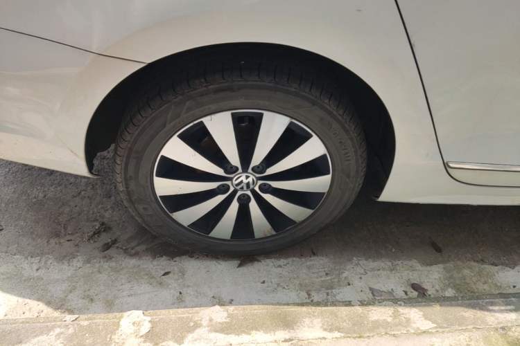 Used Volkswagen Sagitar 2017 230TSI Automatic Comfort Version Right Rear Wheel Hub