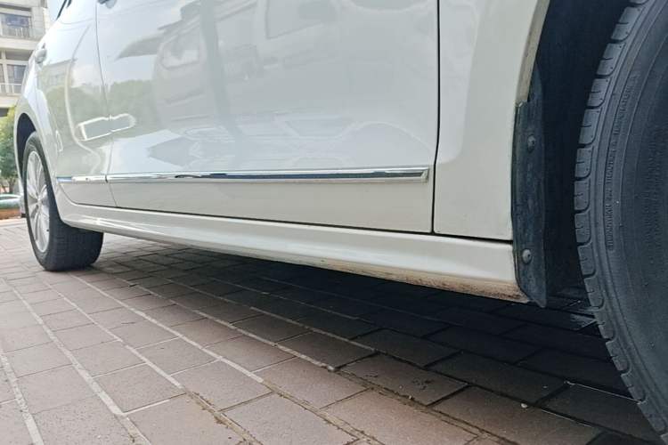 Used Volkswagen Sagitar 2017 1.6L Manual Comfort Model Right Side Sill