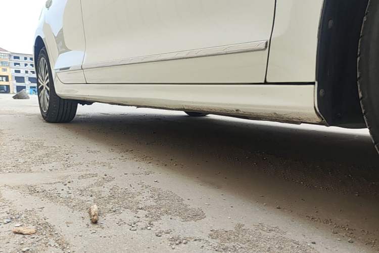 Used Volkswagen Sagitar 2017 230TSI Automatic Luxury Edition Right Side Sill