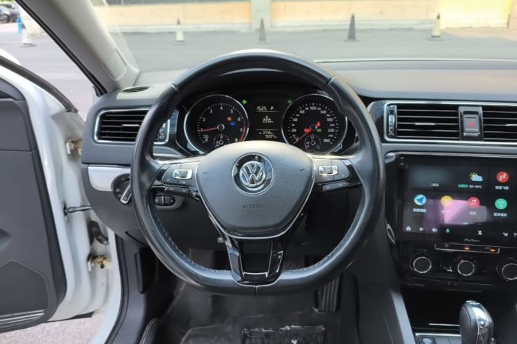 Used Volkswagen Sagitar 2017 230TSI Automatic Comfort Version Steering Wheel