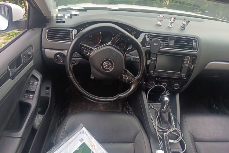 Used Volkswagen Sagitar 2017 230TSI Automatic Comfort Version Steering Wheel