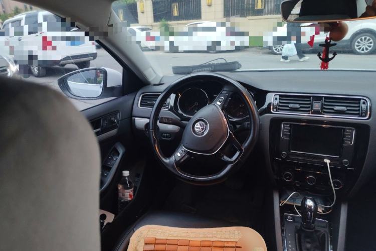 Used Volkswagen Sagitar 2017 180TSI Automatic Luxury Edition Steering Wheel