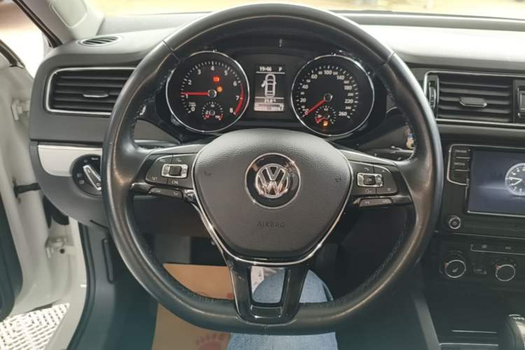 Used Volkswagen Sagitar 2017 180TSI Automatic Leading Model Steering Wheel