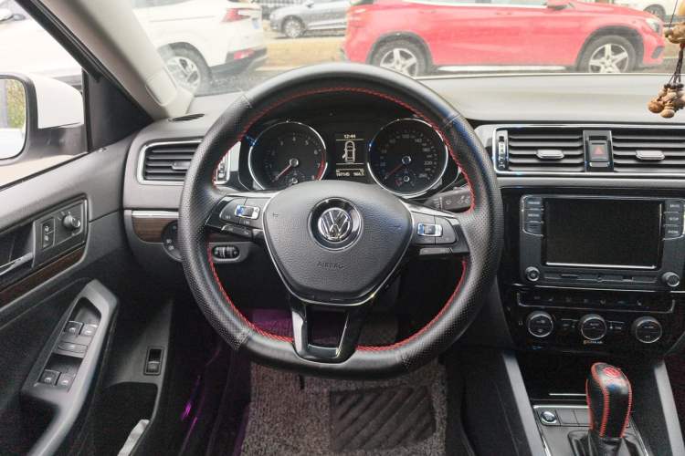 Used Volkswagen Sagitar 2017 230TSI Automatic Luxury Edition Steering Wheel