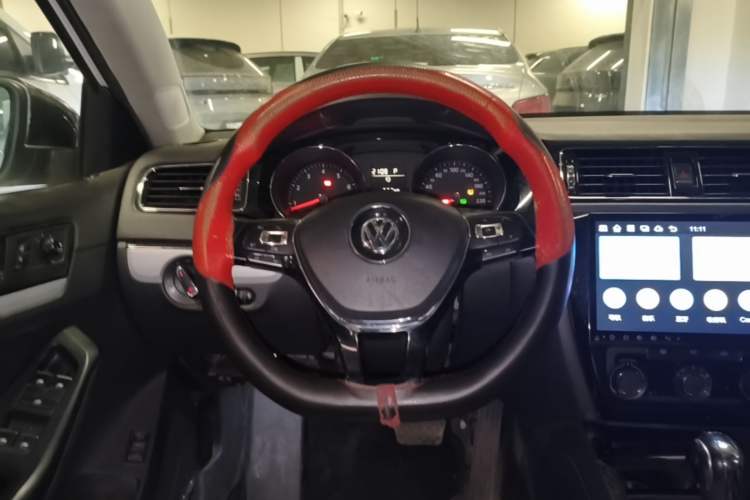 Used Volkswagen Sagitar 2017 230TSI Automatic Comfort Version Steering Wheel