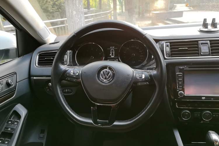 Used Volkswagen Sagitar 2017 230TSI Automatic Luxury Edition Steering Wheel