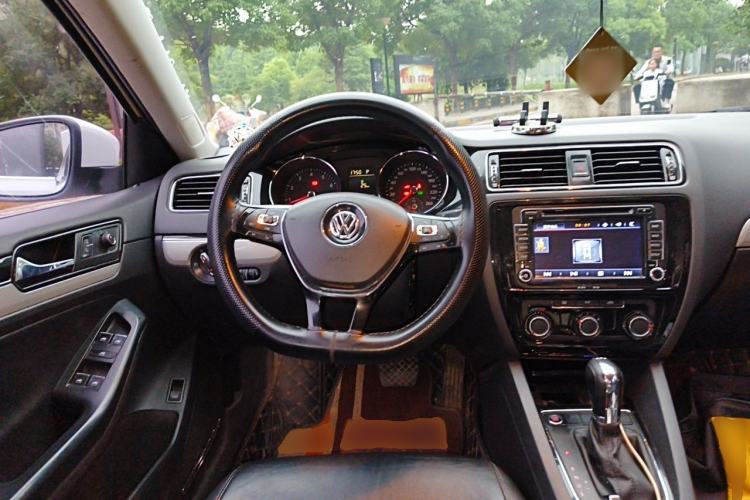 Used Volkswagen Sagitar 2017 230TSI Automatic Comfort Version Steering Wheel
