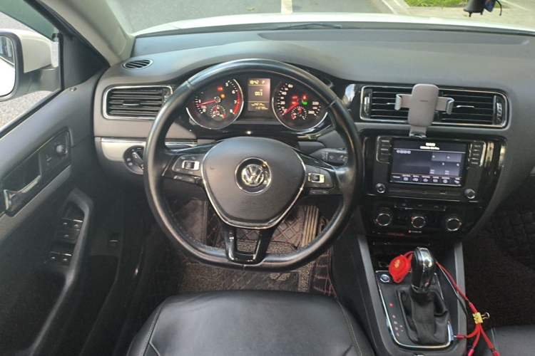 Used Volkswagen Sagitar 2017 230TSI Automatic Comfort Version Steering Wheel