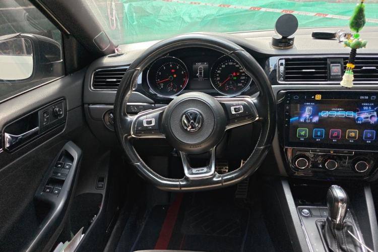 Used Volkswagen Sagitar 2017 280TSI Automatic R-Line Steering Wheel