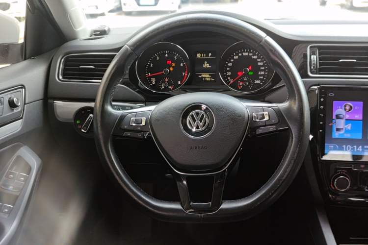 Used Volkswagen Sagitar 2017 230TSI Automatic Comfort Version Steering Wheel