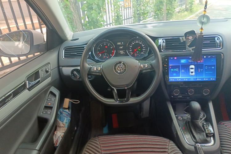 Used Volkswagen Sagitar 2017 230TSI Automatic Comfort Version Steering Wheel