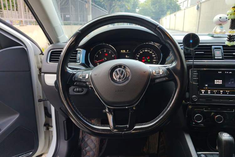Used Volkswagen Sagitar 2017 230TSI Automatic Comfort Version Steering Wheel