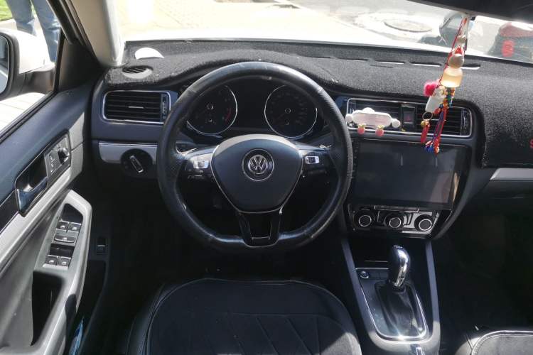Used Volkswagen Sagitar 2017 230TSI Automatic Comfort Version Steering Wheel