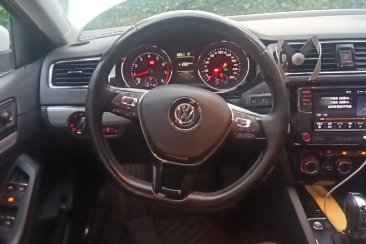 Used Volkswagen Sagitar 2017 230TSI Automatic Comfort Version Steering Wheel