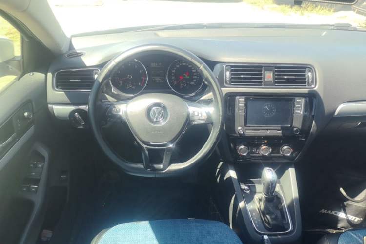 Used Volkswagen Sagitar 2017 230TSI Automatic Comfort Version Steering Wheel