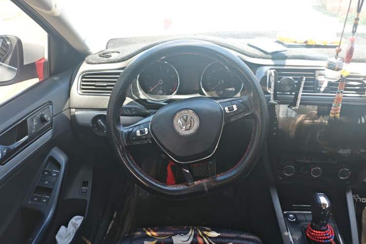 Used Volkswagen Sagitar 2017 230TSI Automatic Comfort Version Steering Wheel