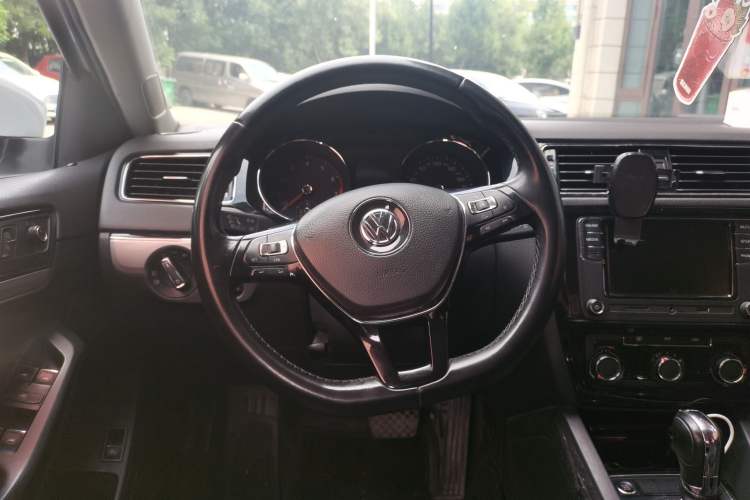 Used Volkswagen Sagitar 2017 230TSI Automatic Comfort Version Steering Wheel