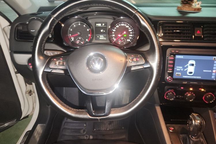 Used Volkswagen Sagitar 2017 230TSI Automatic Comfort Version Steering Wheel