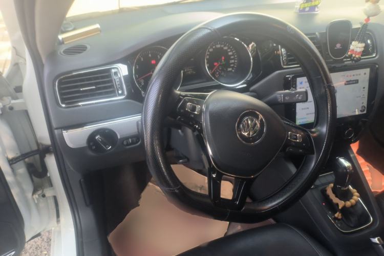 Used Volkswagen Sagitar 2017 230TSI Automatic Comfort Version Steering Wheel