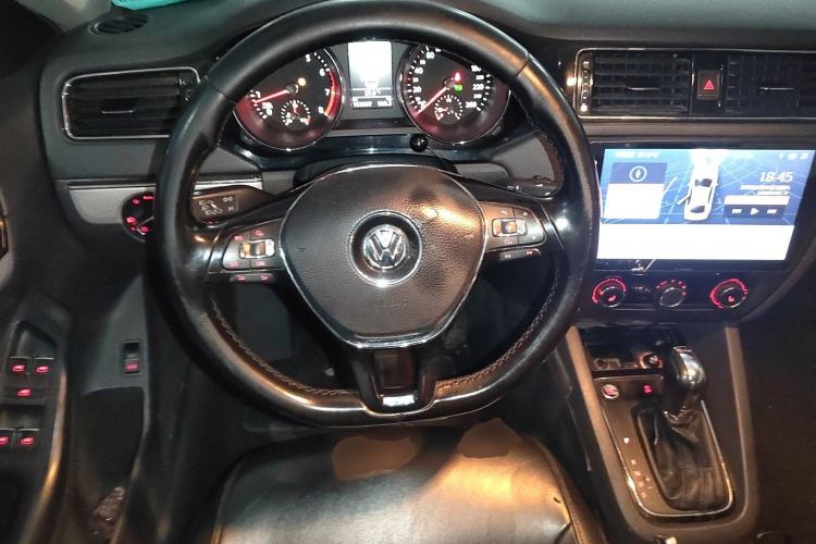 Used Volkswagen Sagitar 2017 180TSI Automatic Luxury Edition Steering Wheel