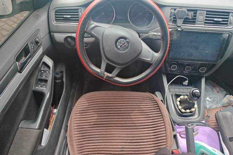 Used Volkswagen Sagitar 2017 1.6L Manual Fashion Model Steering Wheel