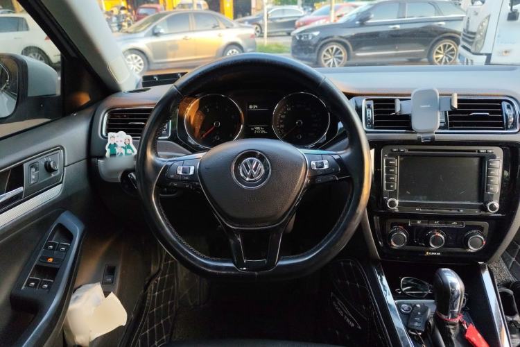 Used Volkswagen Sagitar 2017 230TSI Automatic Comfort Version Steering Wheel