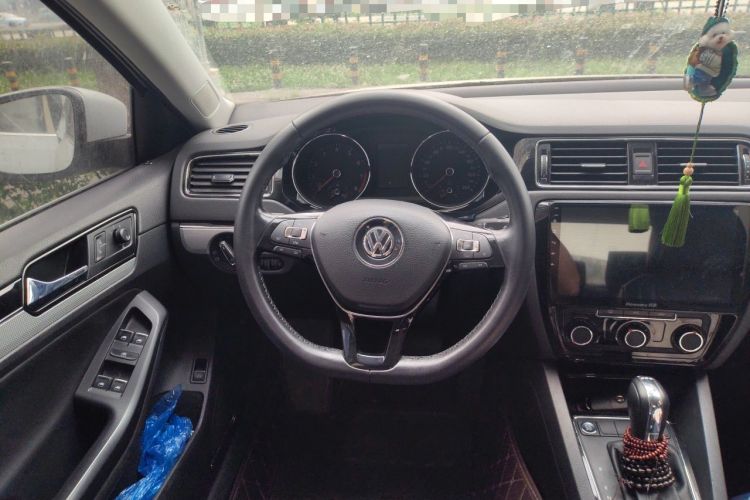 Used Volkswagen Sagitar 2017 230TSI Automatic Comfort Version Steering Wheel