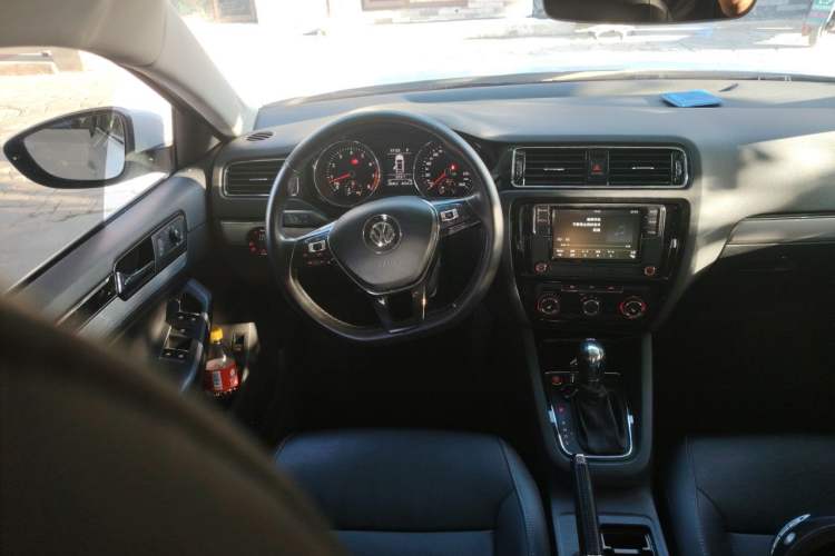 Used Volkswagen Sagitar 2017 180TSI Automatic Luxury Edition Steering Wheel