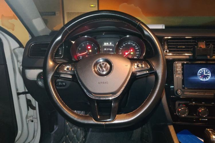 Used Volkswagen Sagitar 2017 230TSI Automatic Comfort Version Steering Wheel
