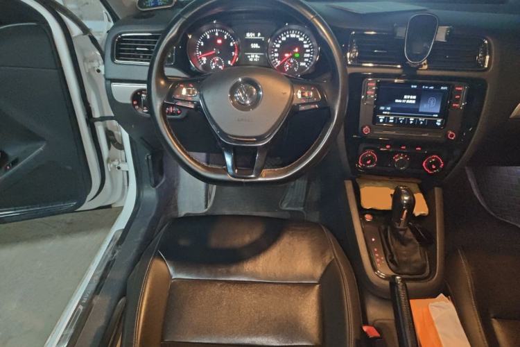 Used Volkswagen Sagitar 2017 230TSI Automatic Comfort Version Steering Wheel