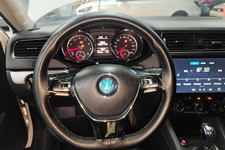 Used Volkswagen Sagitar 2017 230TSI Automatic Comfort Version Steering Wheel