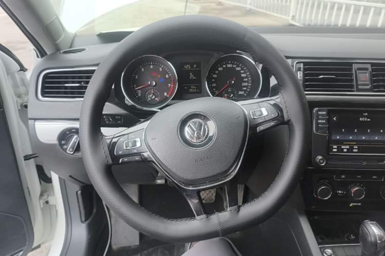 Used Volkswagen Sagitar 2017 230TSI Automatic Comfort Version Steering Wheel
