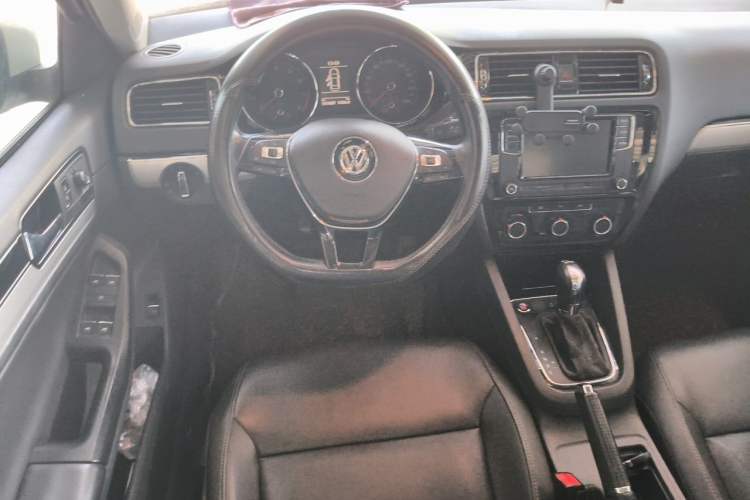 Used Volkswagen Sagitar 2017 180TSI Automatic Leading Model Steering Wheel