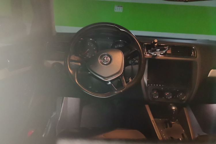 Used Volkswagen Sagitar 2017 230TSI Automatic Comfort Version Steering Wheel