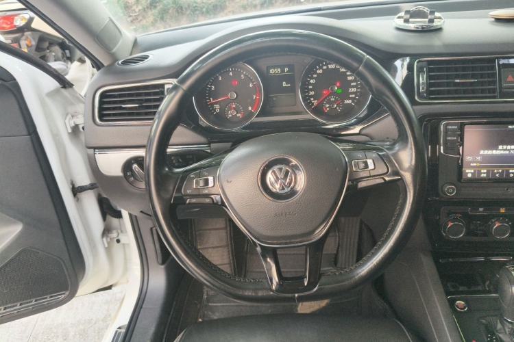 Used Volkswagen Sagitar 2017 230TSI Automatic Comfort Version Steering Wheel
